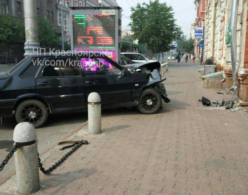 В центре Красноярска пьяный водитель врезался в дом