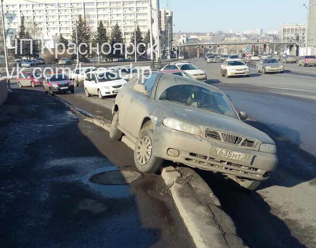 Иномарка из Владимирской области повисла на бордюре Коммунального моста