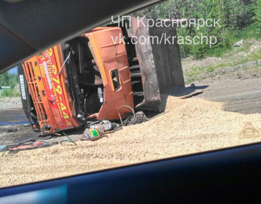 По дороге на Дивногорск перевернулся грузовик с гравием 