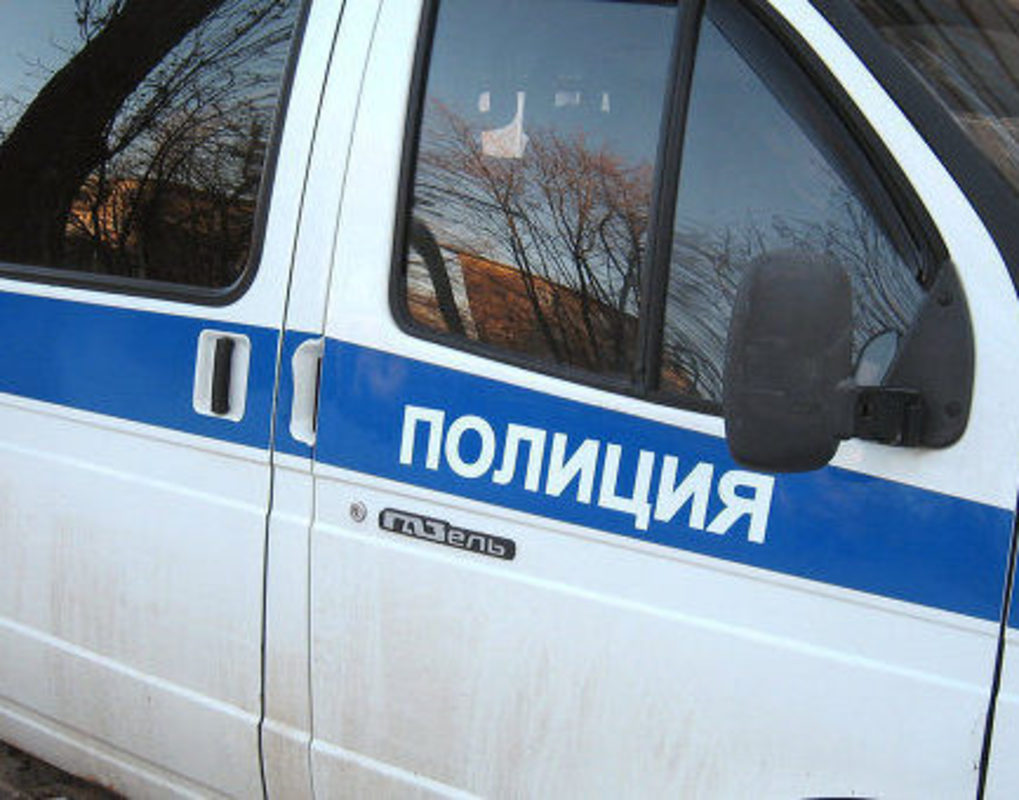 В Норильске пассажир разбил камнем машину такси 