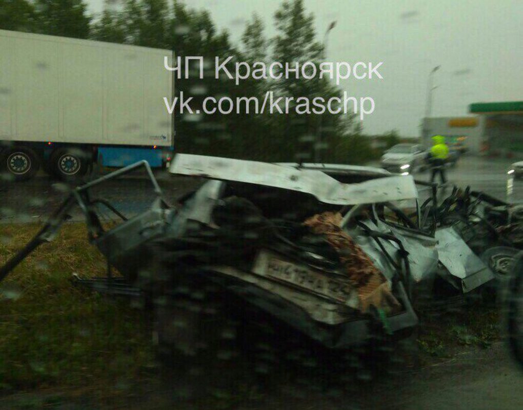 На трассе под Красноярском автомобиль смяло после аварии с фурой