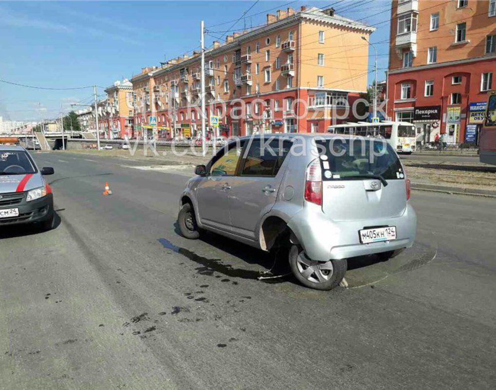 В Красноярске автоледи лишилась колес из-за высоких люков