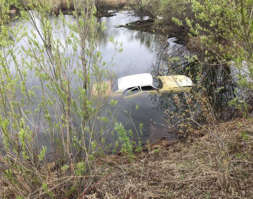 В Канске сотрудник автомастерской съехал в болото на чужой машине