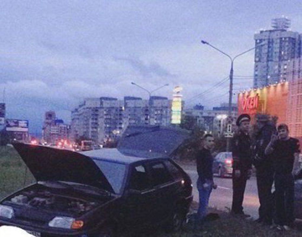 В Красноярске водитель «столкнул» ВАЗ с дороги и скрылся с места аварии