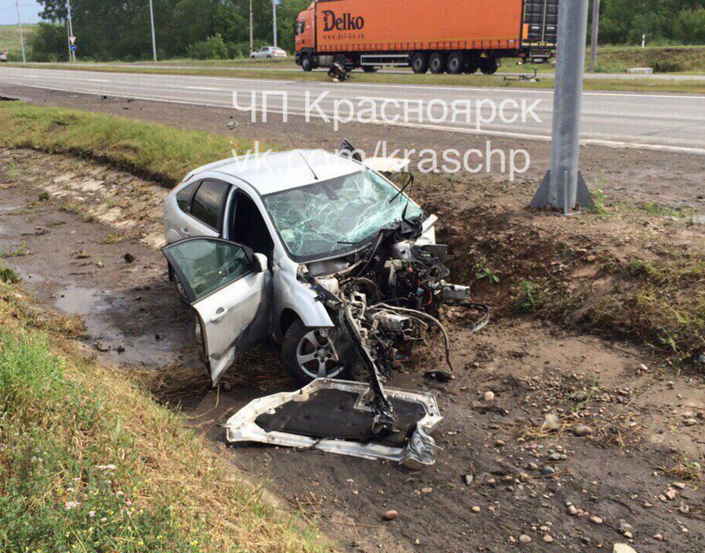 На трассе под Красноярском в результате ДТП иномарку разорвало на части