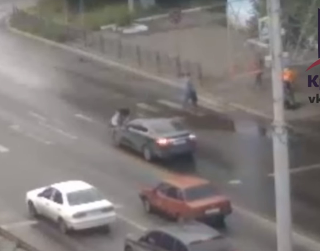 В Красноярске на пешеходном переходе водитель сбил 10-летнюю девочку