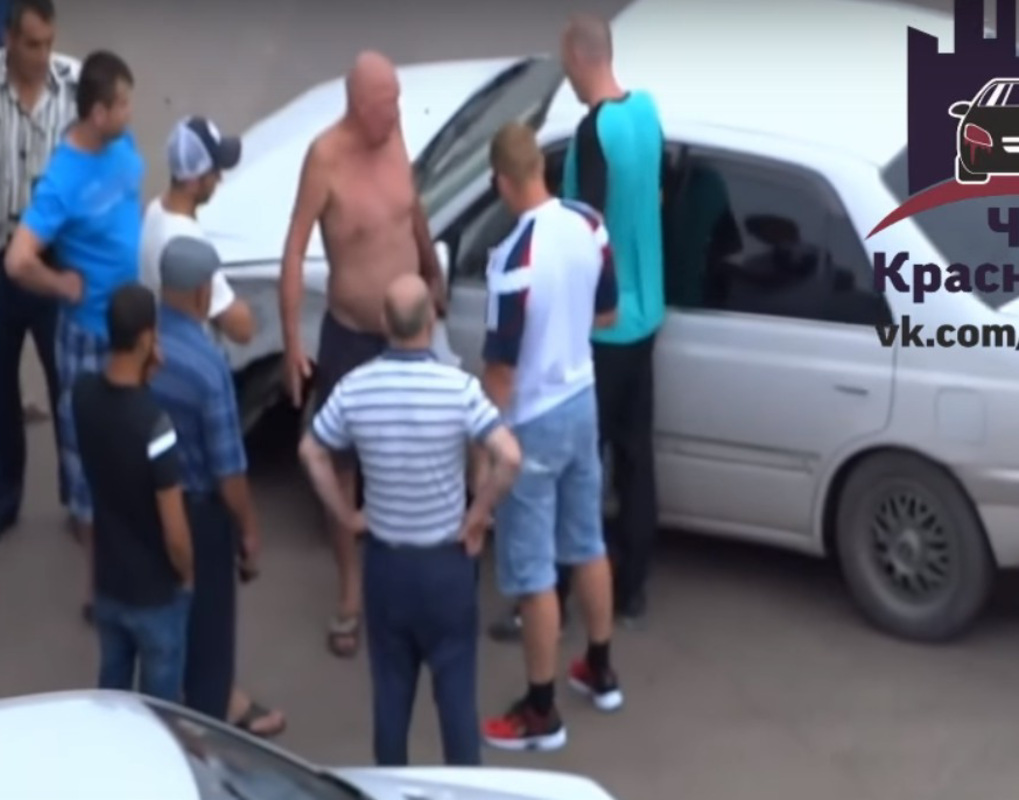 В Красноярске водитель Toyota протаранил KIA с ребенком и скрылся