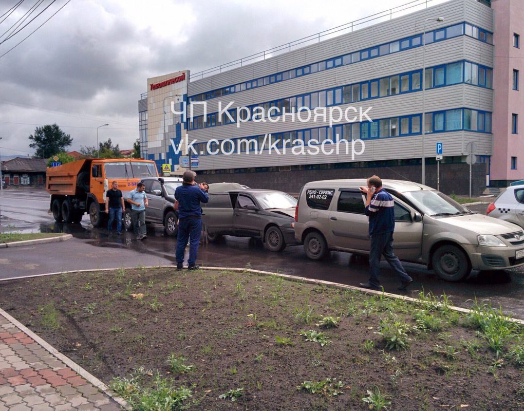 В центре Красноярска из-за «КамАЗа» пострадали 3 легковушки