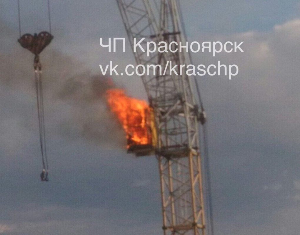 На стройке в Красноярске загорелась кабина башенного крана