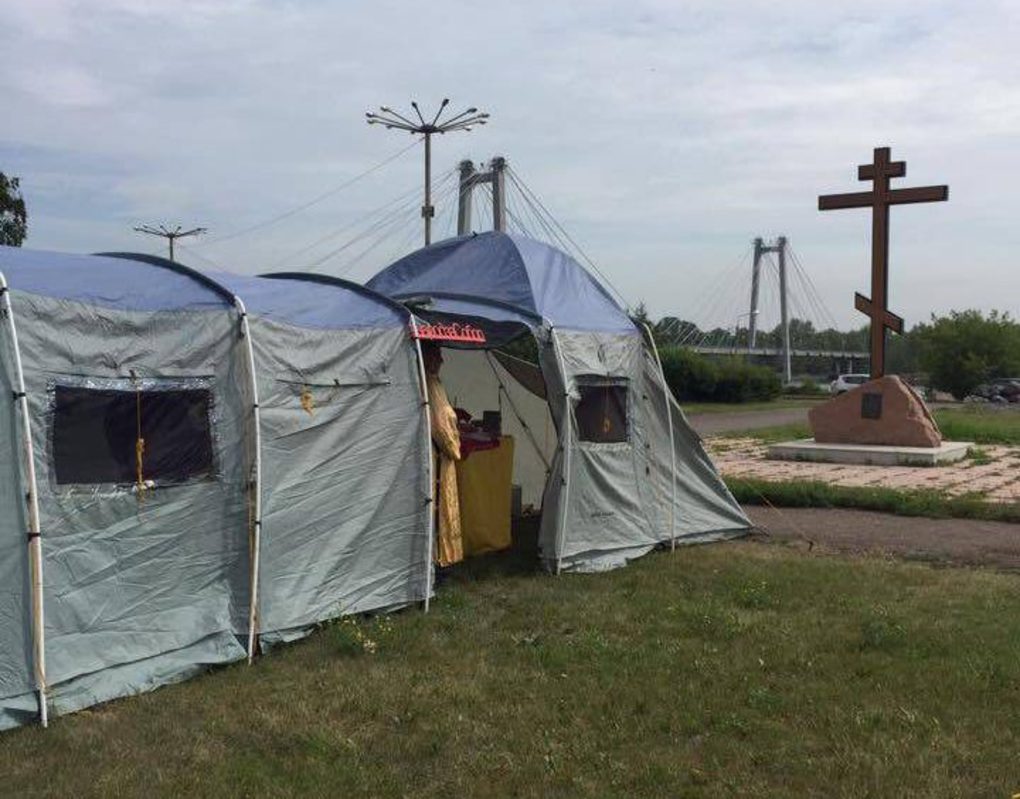 На месте будущего храма на Стрелке установили палатку для службы 
