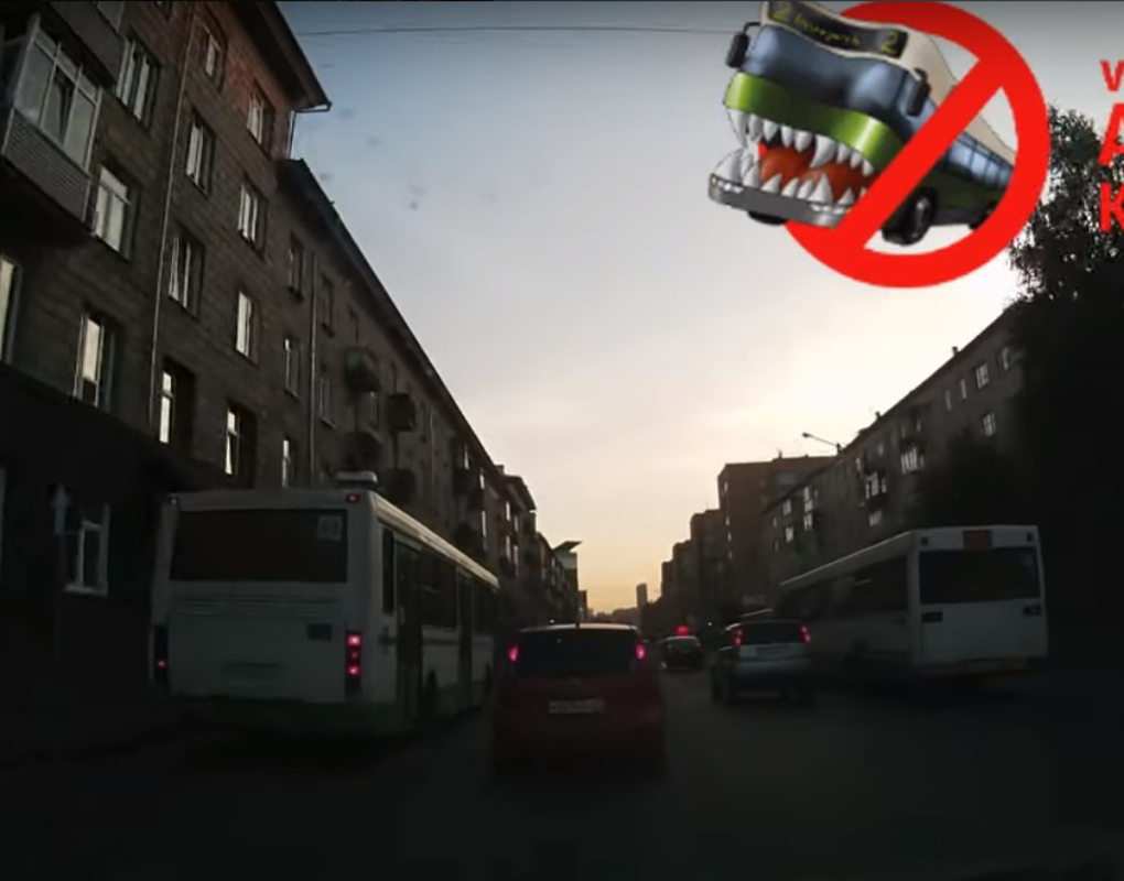 В Красноярске водитель автобуса устроил игру в «шашечки»