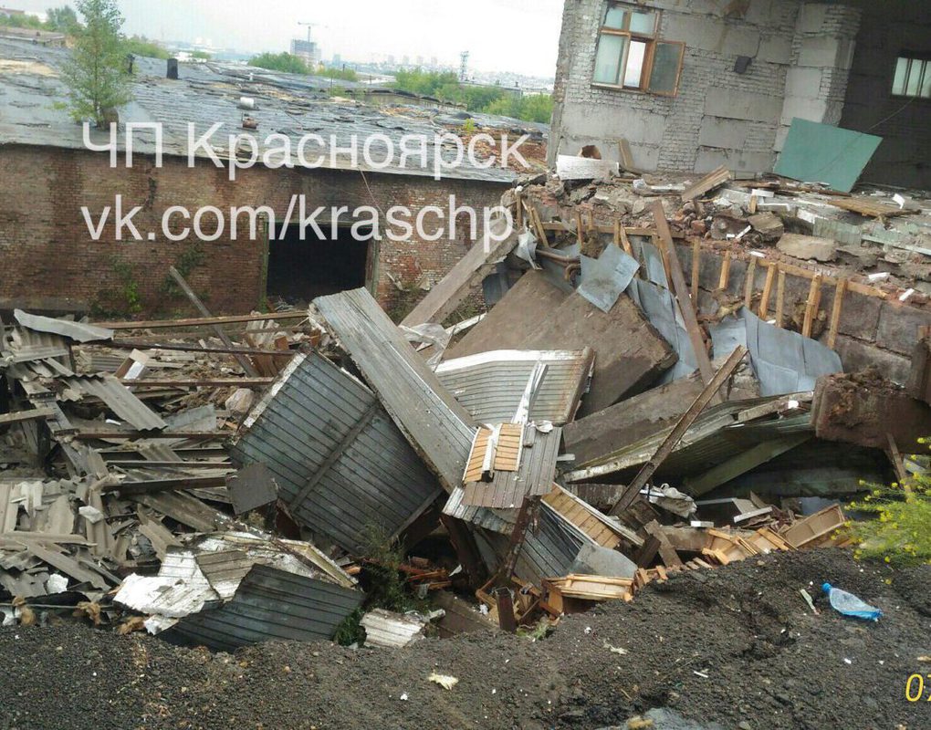 В Красноярске рухнуло заброшенное здание на ул. Телевизорной