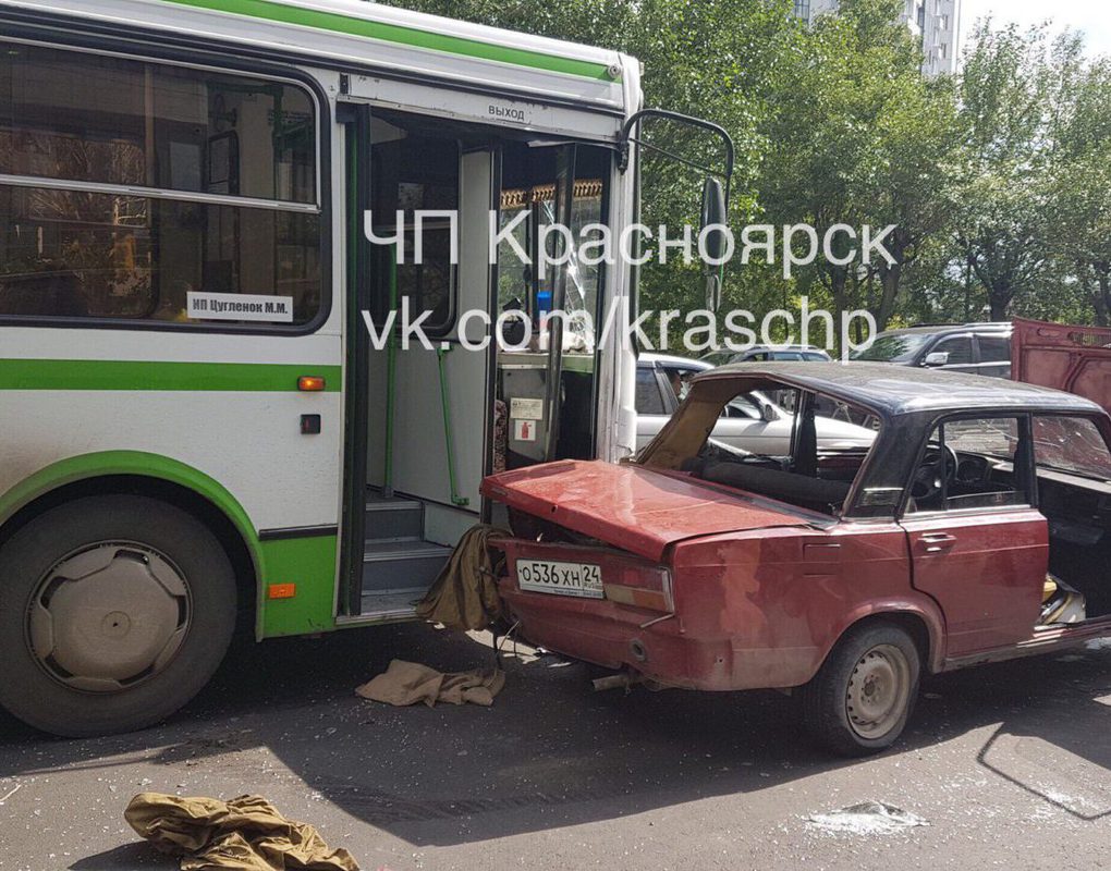 В Красноярске подросток на подаренных друзьями «Жигулях» врезался в автобус