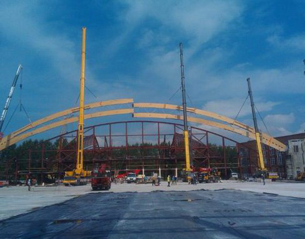 Строители установили первую арку для кровли стадиона «Енисей»