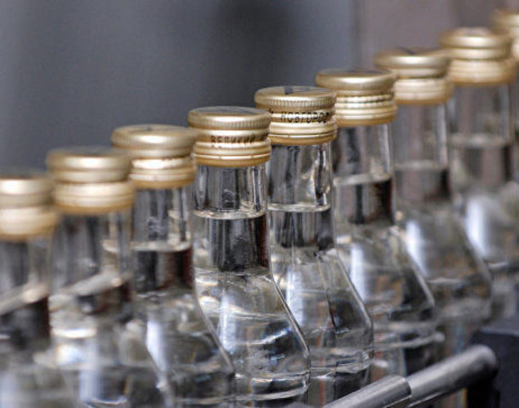Во дворе дома в Назарово нашли 8 тыс. бутылок поддельного алкоголя
