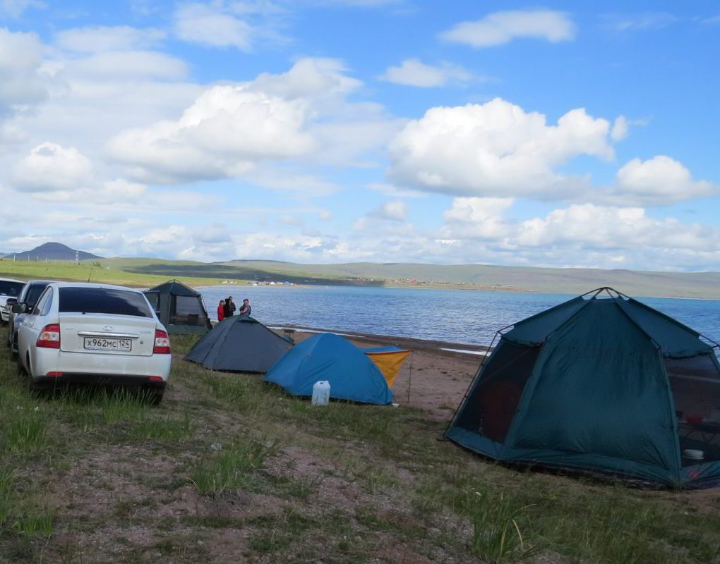 На озерах Хакасии штрафуют за стоянку автомобилей у воды