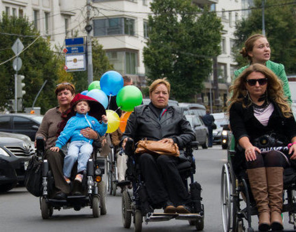 В Октябрьском районе Красноярска проверили доступность улиц для инвалидов