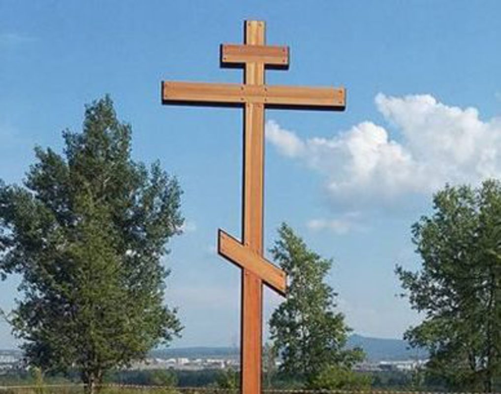 В Красноярске установили закладной крест нового храма в Зеленой роще