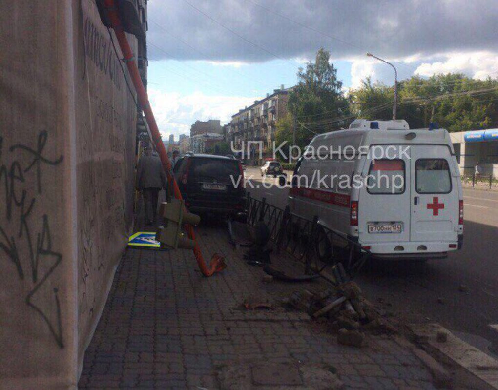 В Красноярске водитель внедорождника сбил пешеходов на тротуаре 