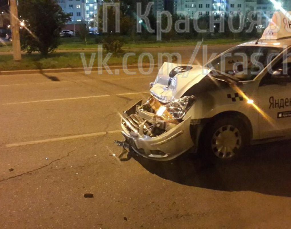 В Красноярске автомобиль «Яндекс.Такси» врезался в легковушку