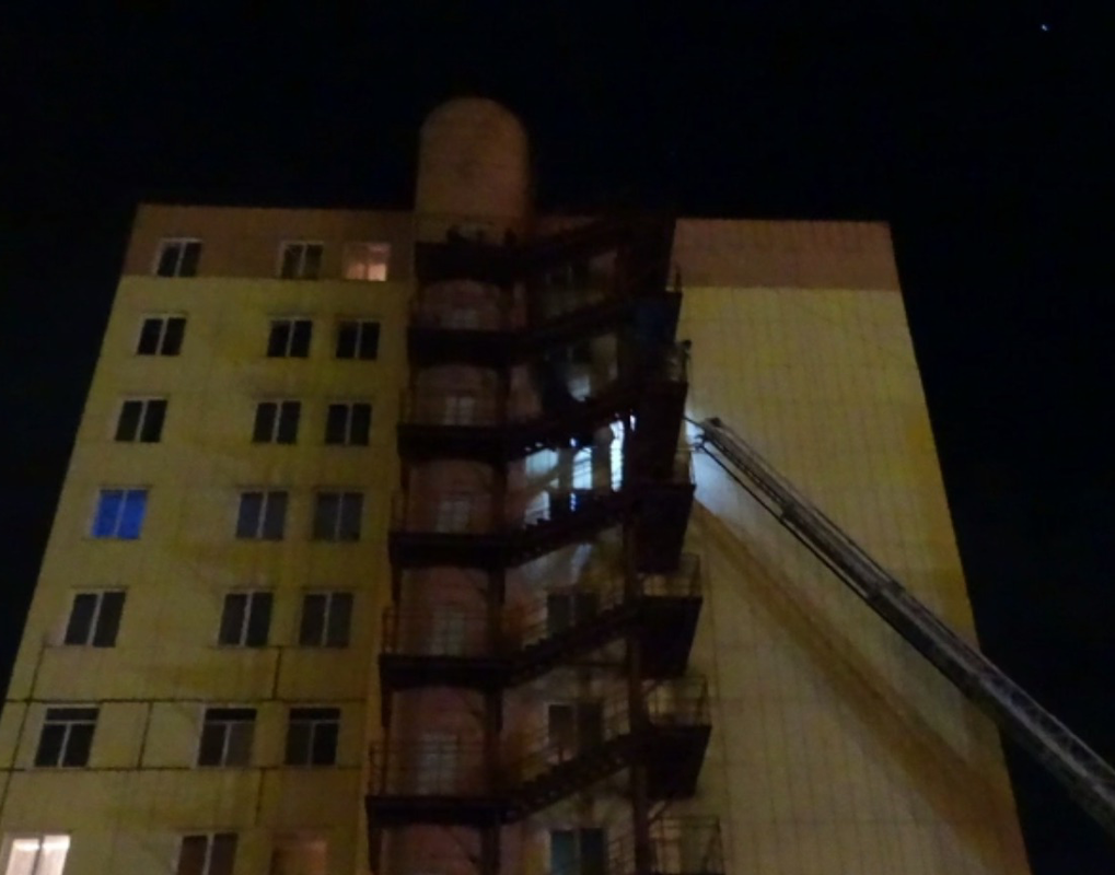 В Красноярске жильцы горящей 10-этажки не смогли самостоятельно покинуть здание