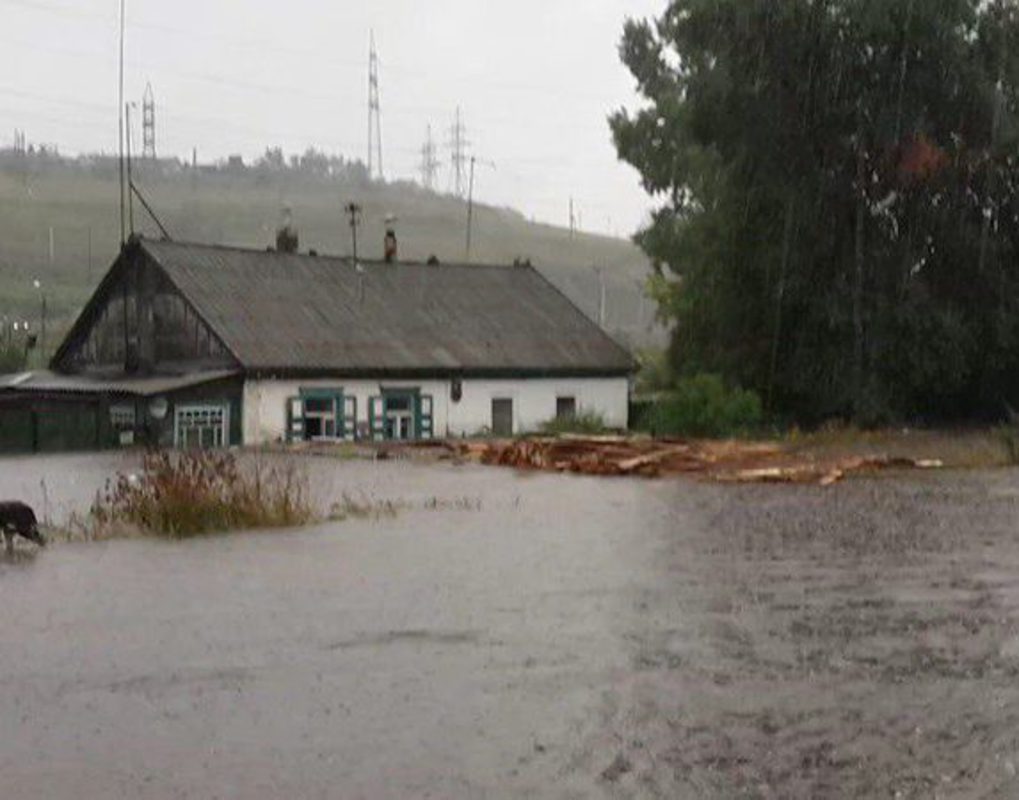 Из-за проливного дождя в Красноярске ввели режим ЧС 
