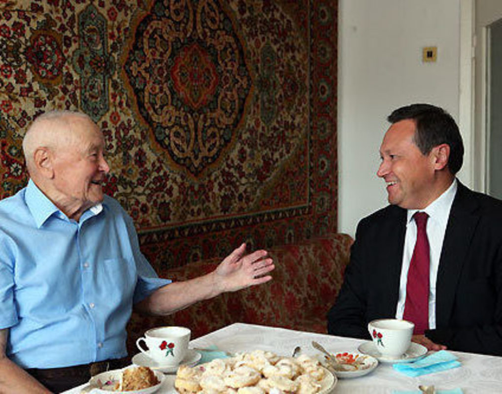 Эдхам Акбулатов поздравил красноярского ветерана с 95-летием
