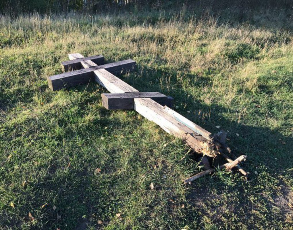 В Ачинске два парня сломали Поклонный крест, забравшись на него для фото