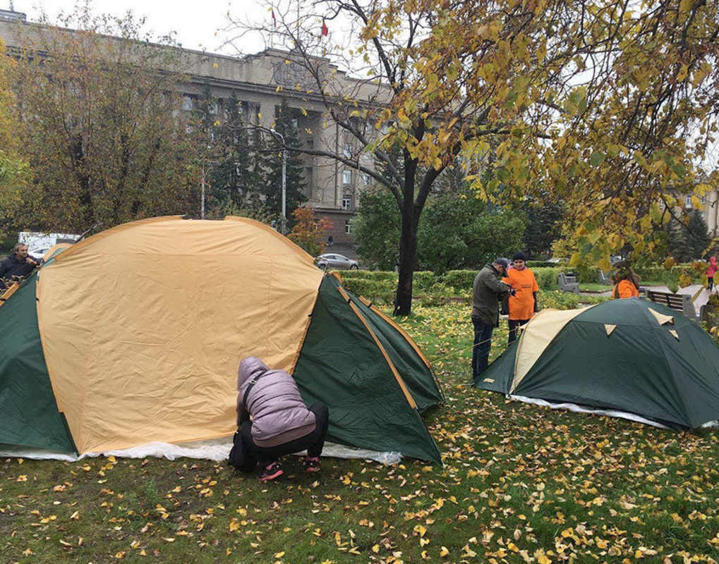 Дольщики вновь разбили палаточный лагерь у здания правительства