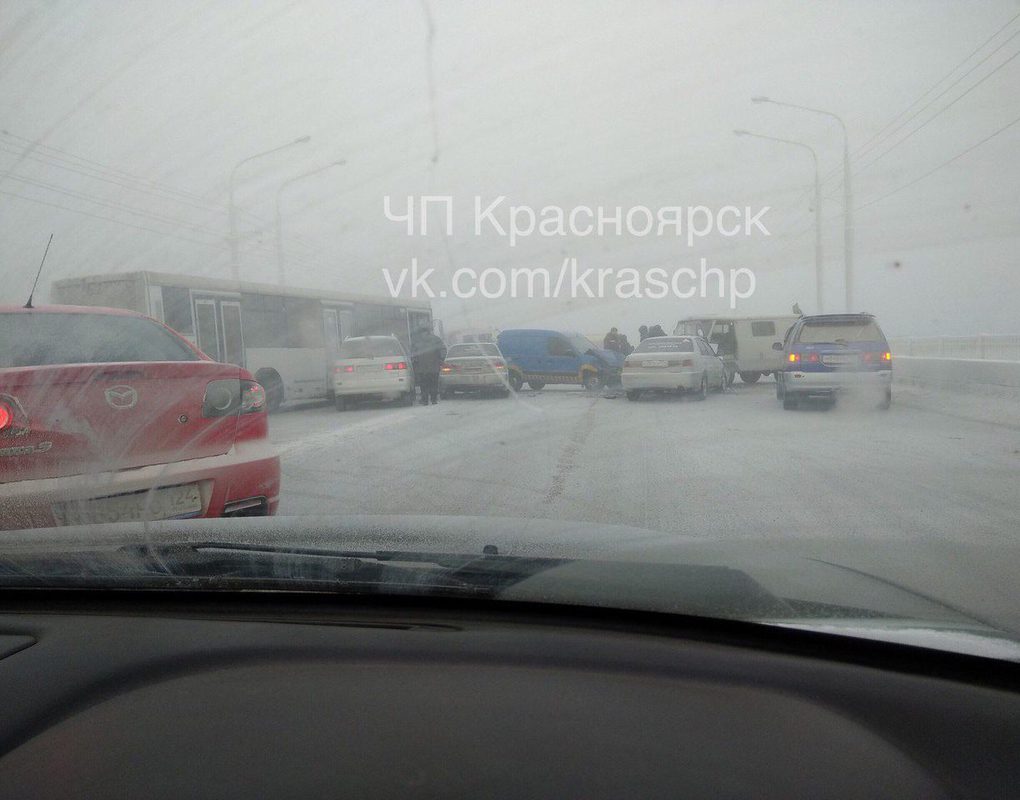 Коммунальный мост в Красноярске перекрыли из-за тройной аварии