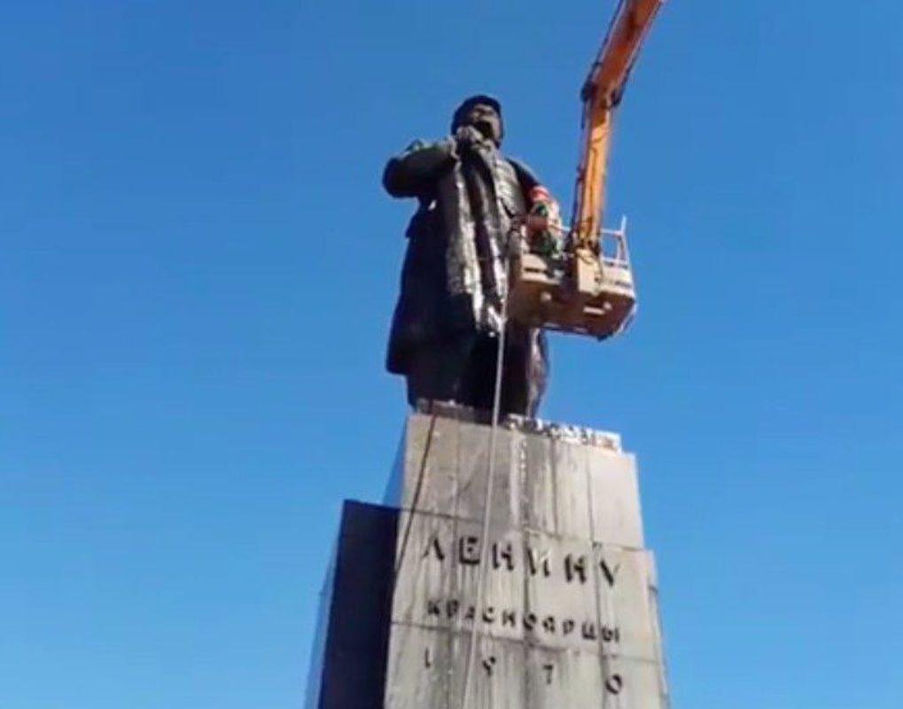 В центре Красноярска моют памятник Ленину 