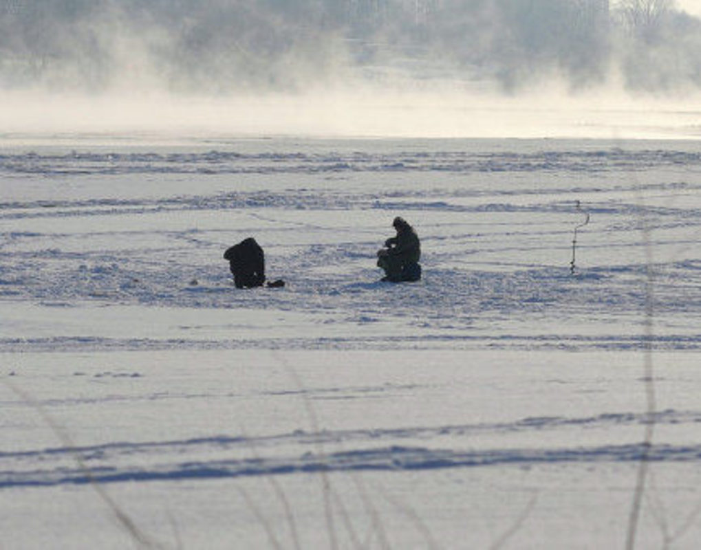 На красноярском водохранилище двое рыбаков провалились под лед