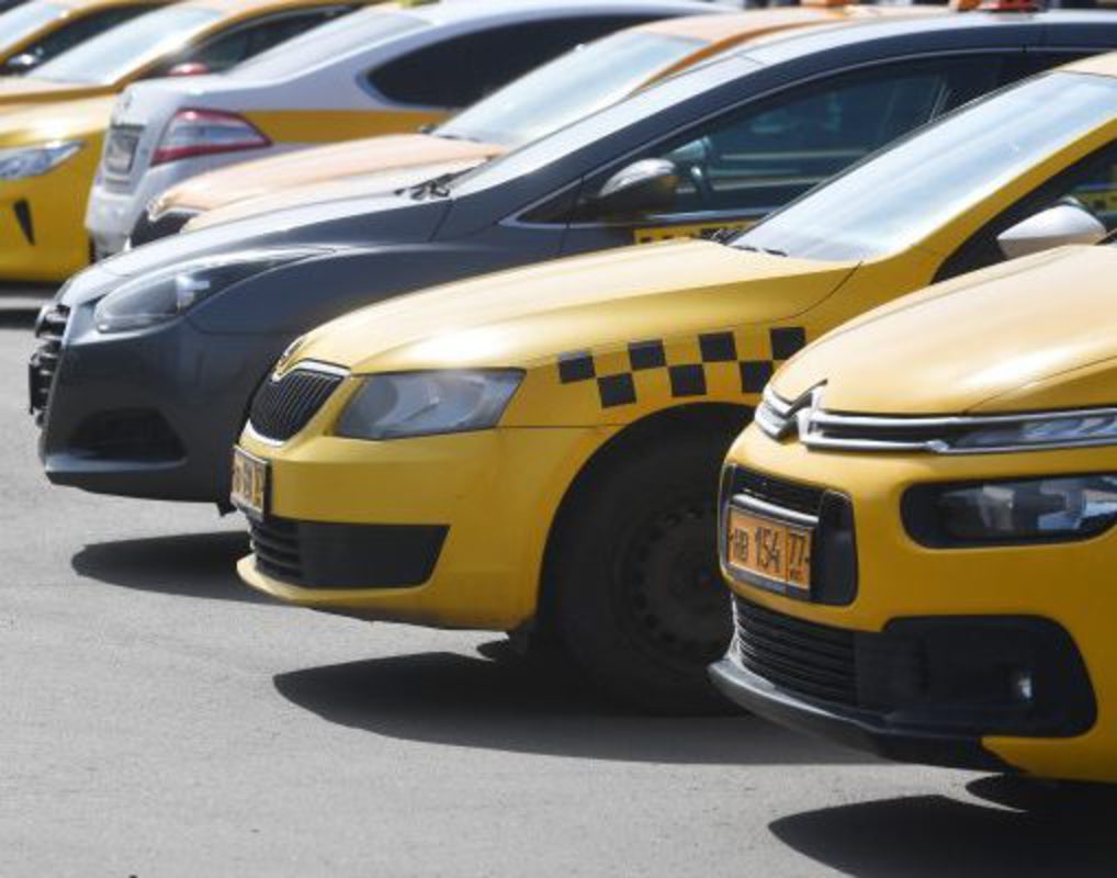 Таксиста из Красноярска уволили за отказ подвозить девушку-инвалида 
