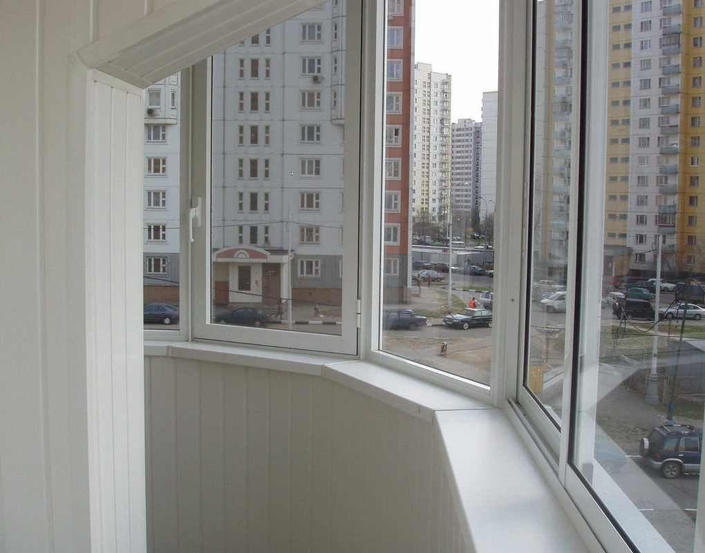 В Красноярске ночью ребенок упал с балкон