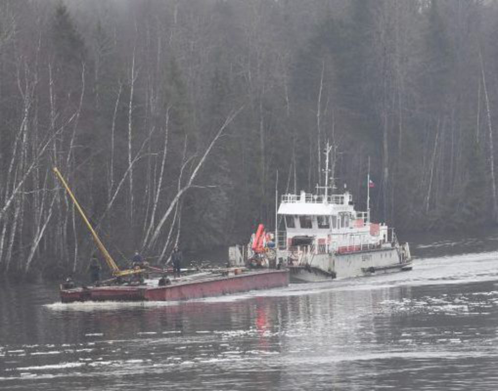 В Красноярском крае на Ангаре затонула баржа с углем 