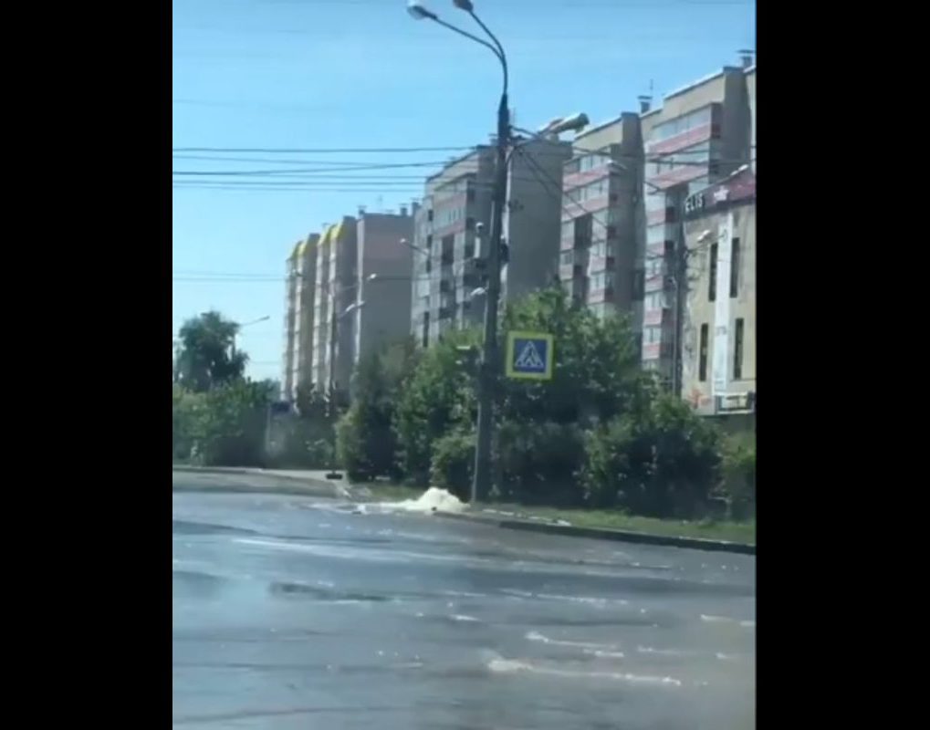 Перекресток Батурина-Молокова в Красноярске затопило водой 