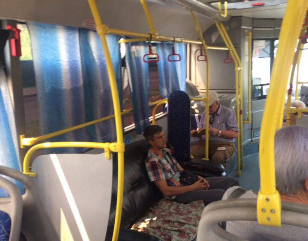 До Железногорска курсирует автобус с кожаным диваном