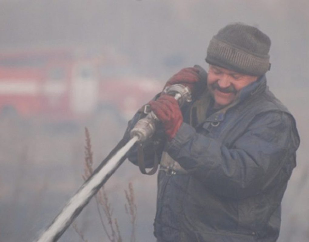 В Красноярском крае добровольцы помогают сотрудникам МЧС тушить пожары 