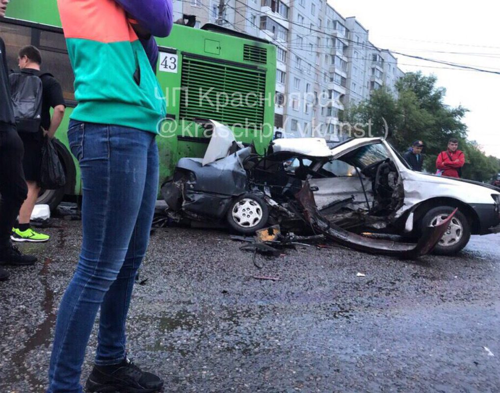летний подросток на Renault стал участником смертельной аварии на Словцова 