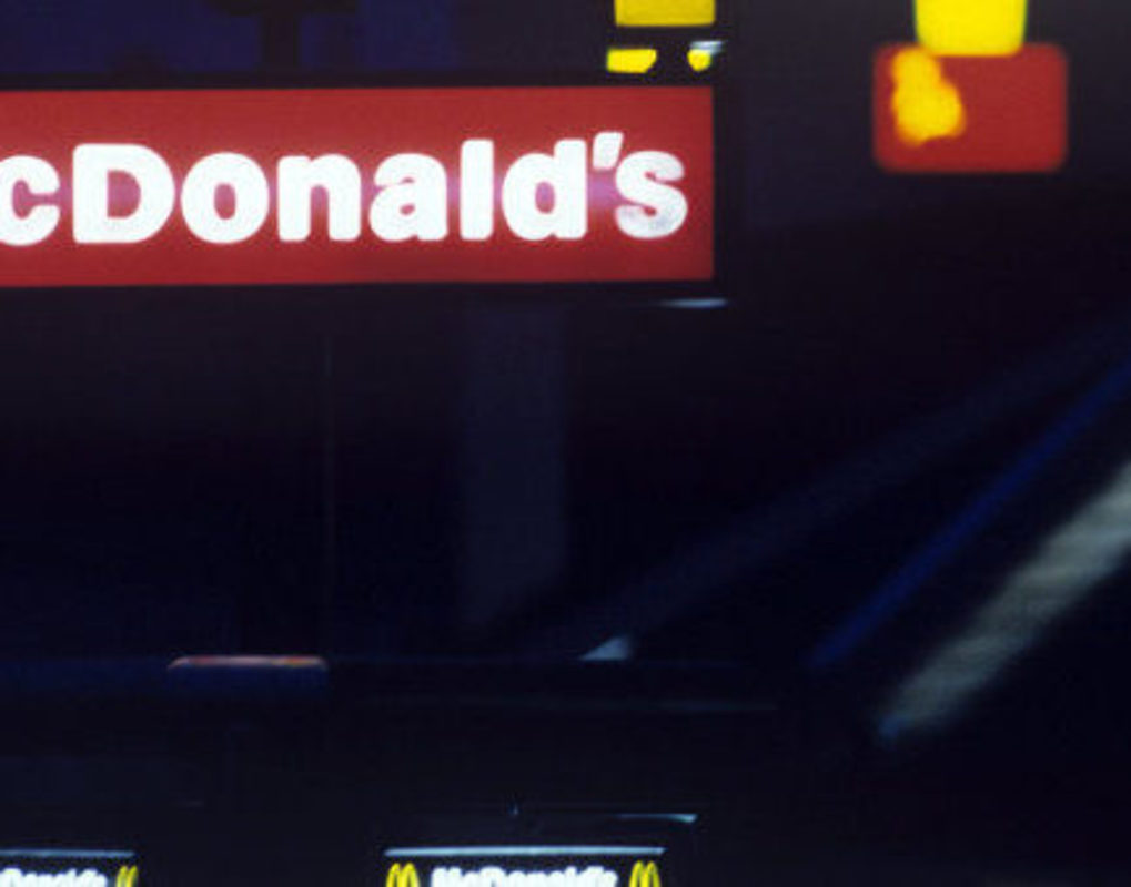 Мэр подписал разрешение на строительство McDonald’s на Авиаторов