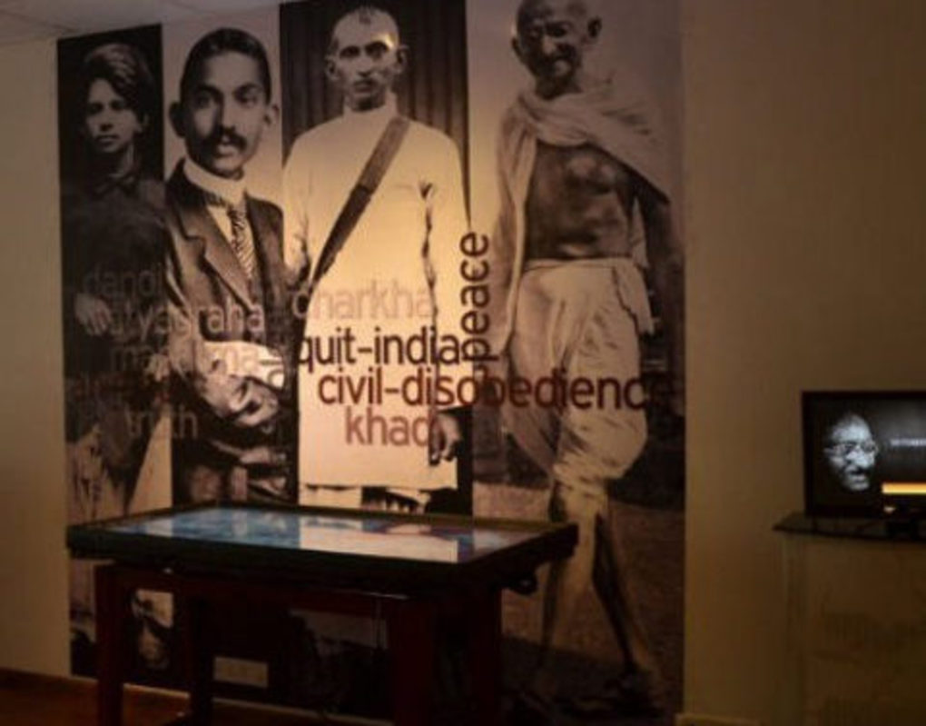 Фестиваль «Индийская мозаика» в Санкт-Петербурге стартовал с цифровой выставки о жизни Махатмы Ганди 