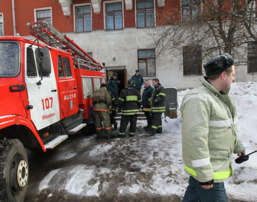Пожарные эвакуировали 30 человек из горящей высотки в Красноярске 