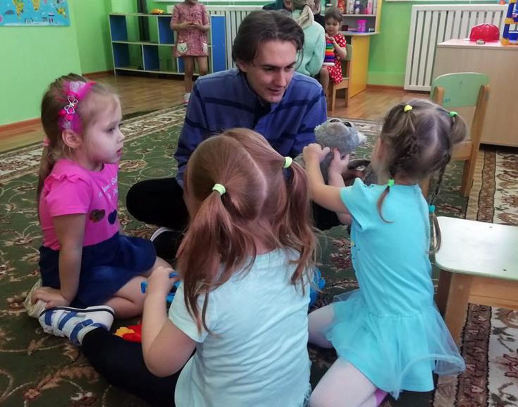 В Красноярске дошколята общаются с носителями английского и словацкого языков