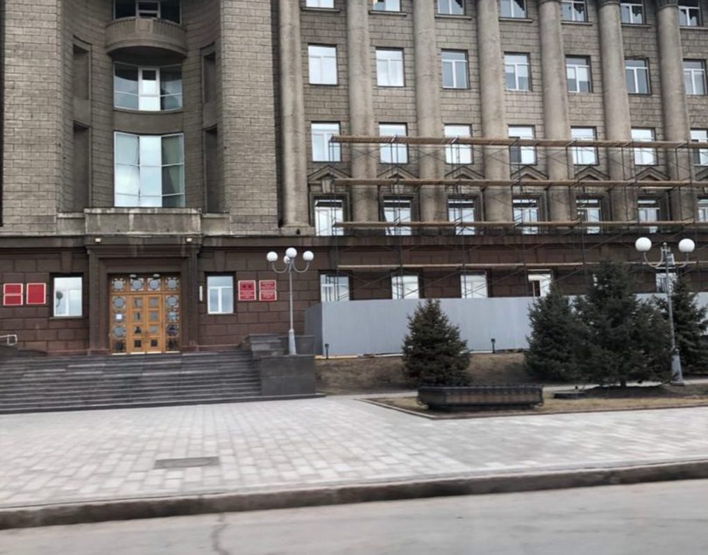 В Красноярске начали ремонтировать фасад здания краевого правительства
