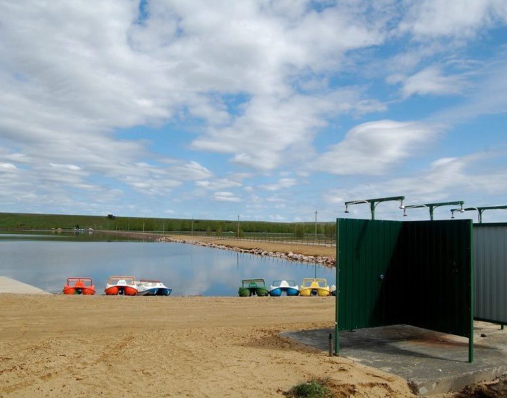 Первый пляж открылся на озере под Красноярском 