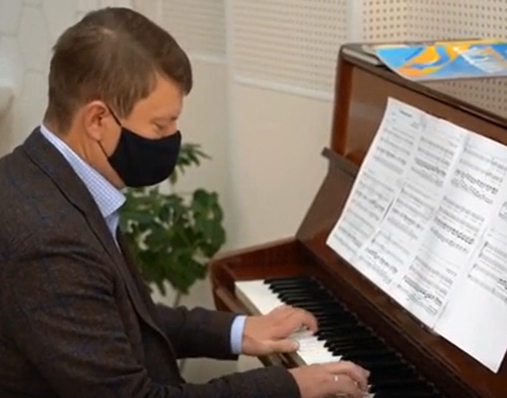 Глава Красноярска сыграл на фортепиано во время открытия музыкальной школы