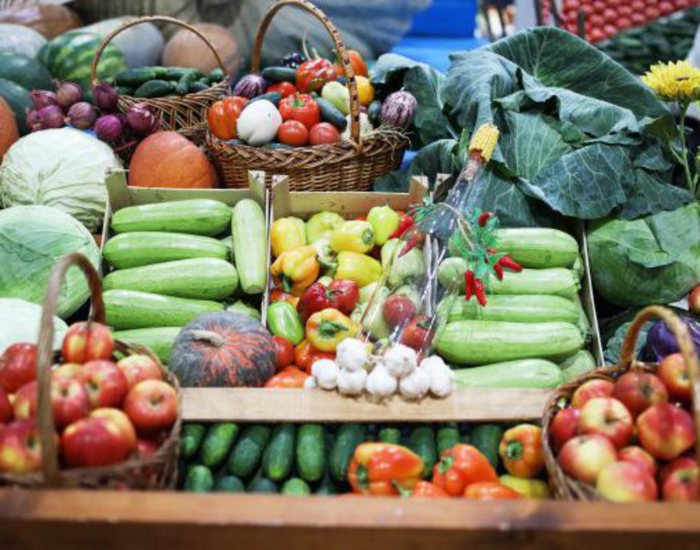 Более восьми тонн овощей, фруктов, солений и варений передали пенсионерам и инвалидам