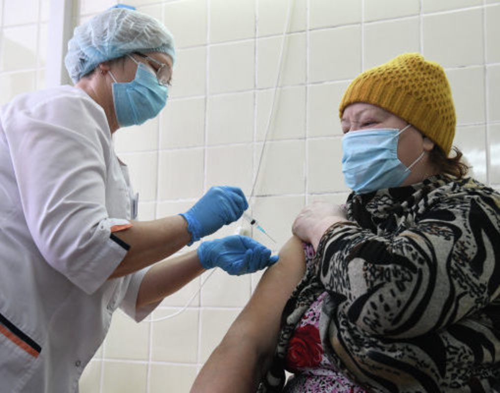 В Ирбейском и Шарыповском районах от коронавируса привились 80 % населения