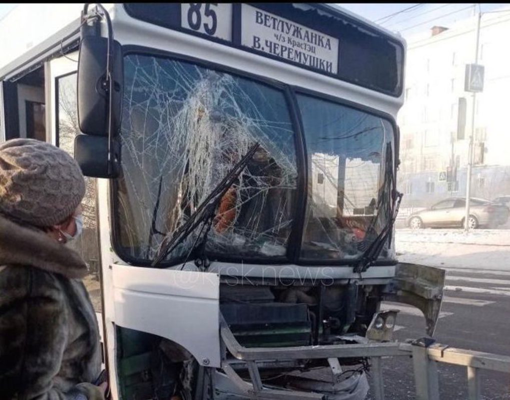 В Красноярске в ДТП с участием автомобиля, автобуса и трамвая пострадали люди
