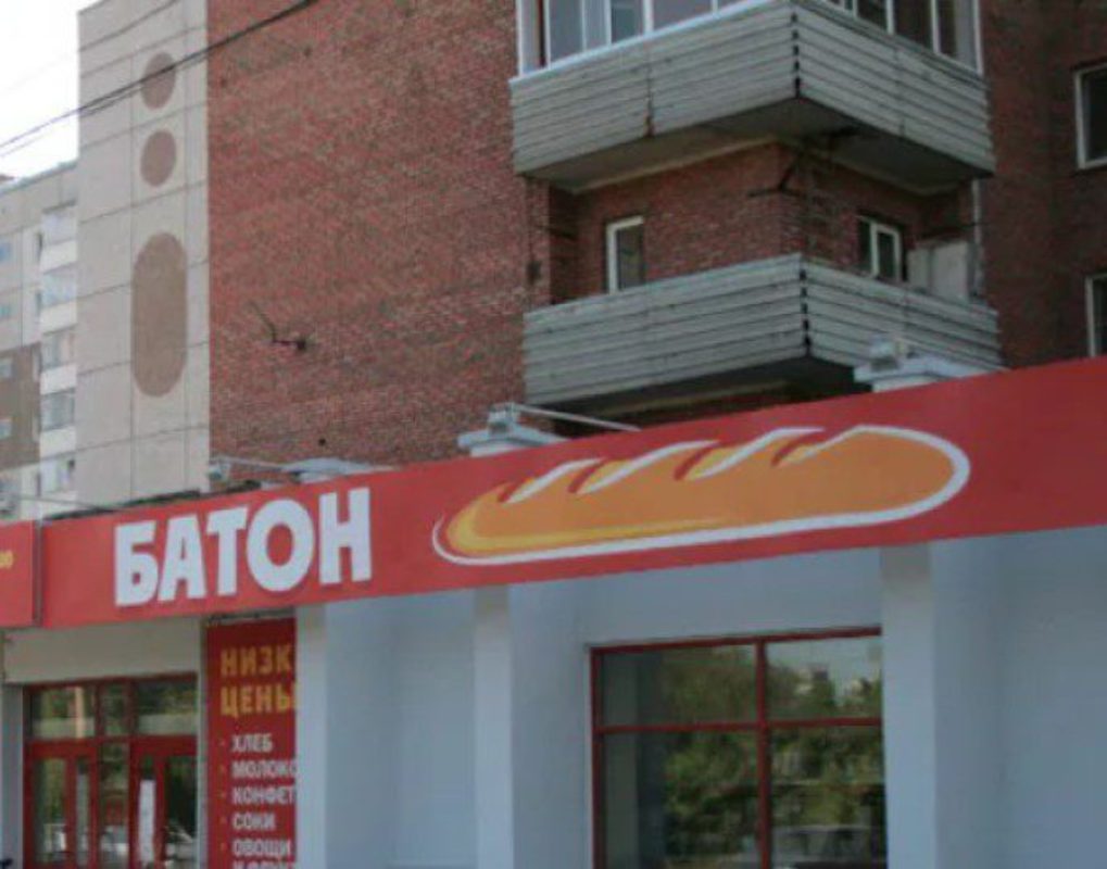 В Красноярске на козырьке магазина «Батон» нашли тело женщины